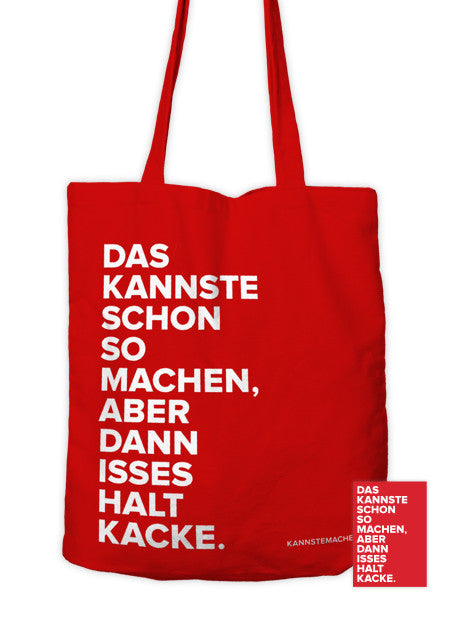 Ein roter Jutebeutel mit weißer Schrift: „Das kannste schon so machen, aber dann isses halt Kacke." Daneben der Sticker mit demselben Spruch.